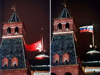 Снятие флага СССР и подъем флага РФ над Кремлем. Фото: ru.wikipedia.org Снятие флага СССР и подъем флага РФ над Кремлем. Фото: ru.wikipedia.org
