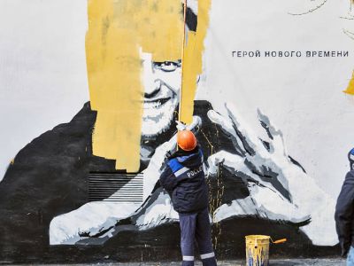 Закрашивание граффити с изображением Алексея Навального и фразой "Герой нового времени" на трансформаторной будке в Пушкарском саду. Фото: Иван Петров / Коммерсант Закрашивание граффити с изображением Алексея Навального и фразой "Герой нового времени" на трансформаторной будке в Пушкарском саду. Фото: Иван Петров / Коммерсант
