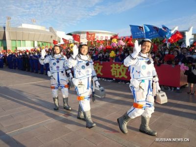 Экипаж корабля "Шэньчжоу-12" перед стартом. Фото: russian.news.cn Экипаж корабля "Шэньчжоу-12" перед стартом. Фото: russian.news.cn