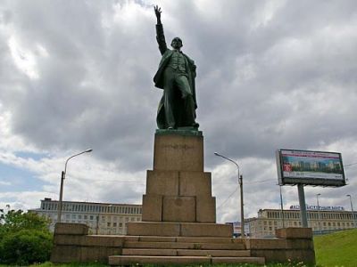 Памятник В.Володарскому у Володарского моста, Санкт-Петербург. Фото: foretime.ru Памятник В.Володарскому у Володарского моста, Санкт-Петербург. Фото: foretime.ru