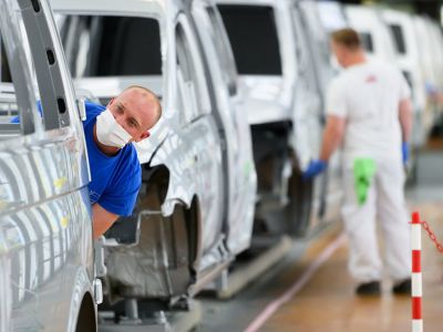 Рабочие на заводе автоконцерна Volkswagen. Фото: /EPA / TASS Рабочие на заводе автоконцерна Volkswagen. Фото: /EPA / TASS