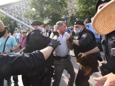 Встреча с депутатами Госдумы от КПРФ "Вакцинация без принуждения!" в Новопушкинском сквере. Фото: Ирина Бужор / Коммерсант Встреча с депутатами Госдумы от КПРФ "Вакцинация без принуждения!" в Новопушкинском сквере. Фото: Ирина Бужор / Коммерсант