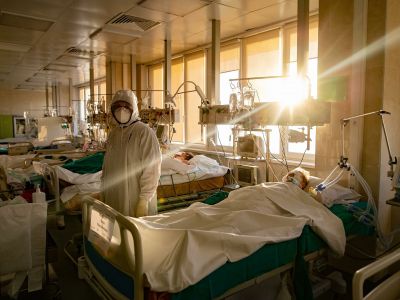 Медицинский сотрудник в отделении реанимации и интенсивной терапии городской клинической больницы № 15 имени О. М. Филатова в Москве. Фото: Илья Питалев / РИА Новости Медицинский сотрудник в отделении реанимации и интенсивной терапии городской клинической больницы № 15 имени О. М. Филатова в Москве. Фото: Илья Питалев / РИА Новости