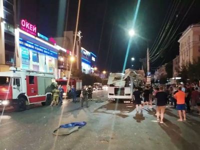 Взорванный автобус в центре Воронежа, 12.08.21. Фото: t.me/blacklander Взорванный автобус в центре Воронежа, 12.08.21. Фото: t.me/blacklander