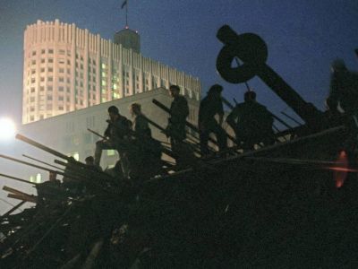 Баррикада у "Белого дома", авг. 1991. Фото: tass.ru Баррикада у "Белого дома", авг. 1991. Фото: tass.ru