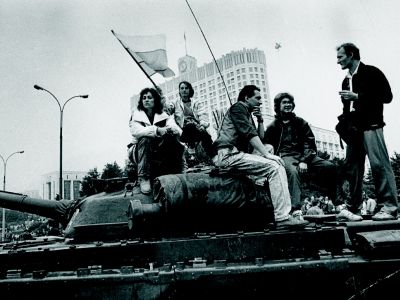 Москвичи у Белого дома, август 1991. Фото: newtimes.ru Москвичи у Белого дома, август 1991. Фото: newtimes.ru