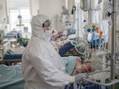 Пациент и медицинский работник в отделении реанимации и интенсивной терапии в стационаре для больных с коронавирусной инфекцией. Фото: Илья Питалев / РИА Новости Пациент и медицинский работник в отделении реанимации и интенсивной терапии в стационаре для больных с коронавирусной инфекцией. Фото: Илья Питалев / РИА Новости
