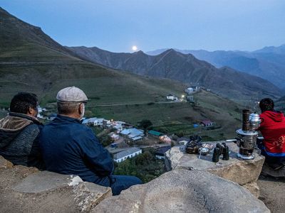 Туристы в Дагестане. Фото: Сергей Савостьянов/ТАСС Туристы в Дагестане. Фото: Сергей Савостьянов/ТАСС