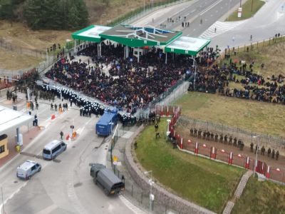 Захват мигрантами погранперехода в Кузнице на границе Польши и Беларуси, 15.11.21. Фото: t.me/zerkalo_io Захват мигрантами погранперехода в Кузнице на границе Польши и Беларуси, 15.11.21. Фото: t.me/zerkalo_io