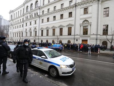 . У Верховного суда по-прежнему большая очередь, им сообщили, что в зале заседаний мест больше нет. Фото: Давид Френкель / Медиазона . У Верховного суда по-прежнему большая очередь, им сообщили, что в зале заседаний мест больше нет. Фото: Давид Френкель / Медиазона