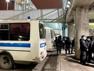 Полиция и автозаки у стадиона в ходе матча "ЦСКА" - "Зенит". Фото: www.championat.com Полиция и автозаки у стадиона в ходе матча "ЦСКА" - "Зенит". Фото: www.championat.com