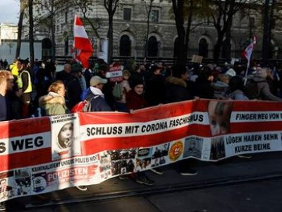 Акция протеста против карантинных мер в Вене, лозунг "Хватит корона-фашизма!". Фото: Reuters Акция протеста против карантинных мер в Вене, лозунг "Хватит корона-фашизма!". Фото: Reuters
