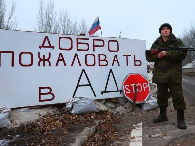 Ополченец "ДНР" на блокпосту на въезде в Горловку. Фото: Валерий Шарифулин/ТАСС Ополченец "ДНР" на блокпосту на въезде в Горловку. Фото: Валерий Шарифулин/ТАСС
