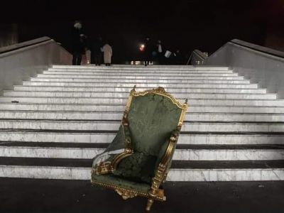 Трон, выкинутый из бывшей резиденции Назарбаева. Фото: t.me/svezhesti, Багдат Асылбек Трон, выкинутый из бывшей резиденции Назарбаева. Фото: t.me/svezhesti, Багдат Асылбек