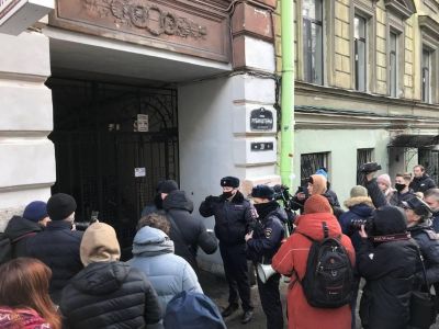 Народ на ул. Рубинштейна (Санкт-Петербург) у опечатанных заведений общепита, 25.01.22. Фото: https://t.me/sp_1703 Народ на ул. Рубинштейна (Санкт-Петербург) у опечатанных заведений общепита, 25.01.22. Фото: https://t.me/sp_1703
