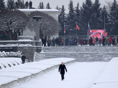 Владимир Путин на Пискаревском мемориальном кладбище в Санкт-Петербурге. Фото: Александр Демьянчук / ТАСС Владимир Путин на Пискаревском мемориальном кладбище в Санкт-Петербурге. Фото: Александр Демьянчук / ТАСС