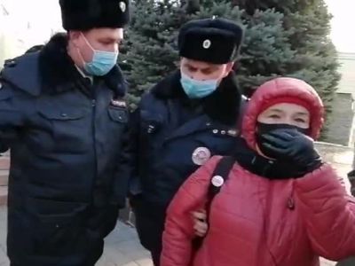 Задержание на одиночном пикете. Фото: Владимир Лапкин. Каспаров.Ru Задержание на одиночном пикете. Фото: Владимир Лапкин. Каспаров.Ru