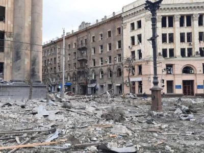 Сквер у здания Харьковской администрации после взрыва. Фото: МСЧ Украины Сквер у здания Харьковской администрации после взрыва. Фото: МСЧ Украины