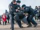 Задержание участника антивоенной акции в Костроме, 6.03.22. Фото: ОВД-инфо