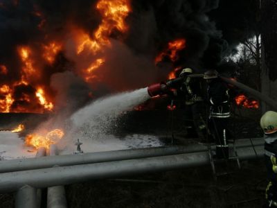 Пожарные тушат горящее после обстрела здание в Николаеве, 7.03.22. Фото: t.me/chtede Пожарные тушат горящее после обстрела здание в Николаеве, 7.03.22. Фото: t.me/chtede