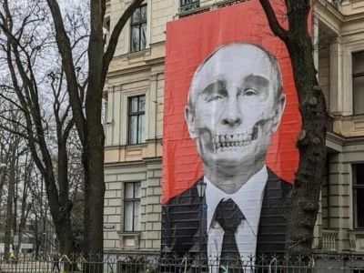 Плакат с Путиным на здании Музея медицины в Риге. Фото: t.me/chtede Плакат с Путиным на здании Музея медицины в Риге. Фото: t.me/chtede