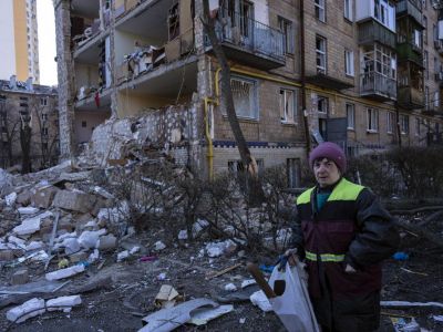 Женщина рядом с жилым домом, разрушенным в результате бомбардировки в Киеве 18 марта 2022 г. Фото: Rodrigo Abd / AP Photo Женщина рядом с жилым домом, разрушенным в результате бомбардировки в Киеве 18 марта 2022 г. Фото: Rodrigo Abd / AP Photo