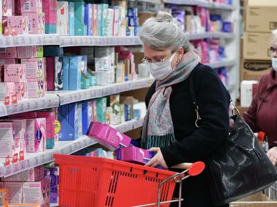 Женщины выбирают товар в магазине. Фото: Константин Михальчевский / РИА Новости Женщины выбирают товар в магазине. Фото: Константин Михальчевский / РИА Новости