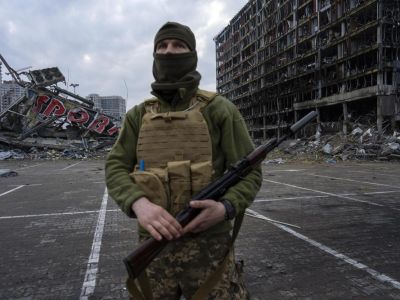 Украинский солдат на фоне разрушенного торгового центра в Киеве, 30 марта 2022 г. Фото: Rodrigo Abd / AP Photo Украинский солдат на фоне разрушенного торгового центра в Киеве, 30 марта 2022 г. Фото: Rodrigo Abd / AP Photo