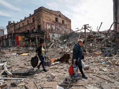 Жители Мариуполя на улицах города. Фото: Alexander Ermochenko / Reuters Жители Мариуполя на улицах города. Фото: Alexander Ermochenko / Reuters