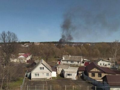 Дым от попадания снаряда по жилым домам в поселке Климово Брянской области. Фото: Дмитрий Карась / РИА Новости Дым от попадания снаряда по жилым домам в поселке Климово Брянской области. Фото: Дмитрий Карась / РИА Новости