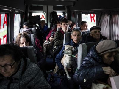 Люди сидят в автобусе во время эвакуации. Фото: Evgeniy Maloletka / AP Photo Люди сидят в автобусе во время эвакуации. Фото: Evgeniy Maloletka / AP Photo
