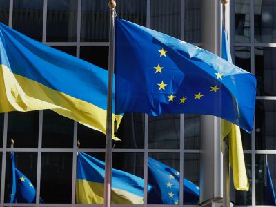 Флаги Украины и Евросоюза. Фото: Stephanie Lecocq / EPA / ТАСС Флаги Украины и Евросоюза. Фото: Stephanie Lecocq / EPA / ТАСС