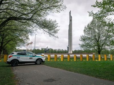 Полиция у памятника советским солдатам в Риге. Фото: t.me/online47news Полиция у памятника советским солдатам в Риге. Фото: t.me/online47news