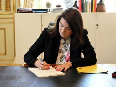 Глава МИД Швеции Анн Линде подписывает заявку на вступление в НАТО, 17 мая 2022. Фото: Henrik Montgomery / EPA / TT News Agency Глава МИД Швеции Анн Линде подписывает заявку на вступление в НАТО, 17 мая 2022. Фото: Henrik Montgomery / EPA / TT News Agency
