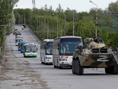 Вывоз украинских военных с "Азовстали". Фото: Reuters Вывоз украинских военных с "Азовстали". Фото: Reuters