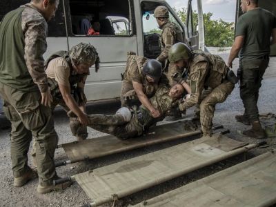 Украинские военнослужащие уносят раненого солдата после обстрела Северска. Фото: Narciso Contreras / Anadolu Agency Украинские военнослужащие уносят раненого солдата после обстрела Северска. Фото: Narciso Contreras / Anadolu Agency
