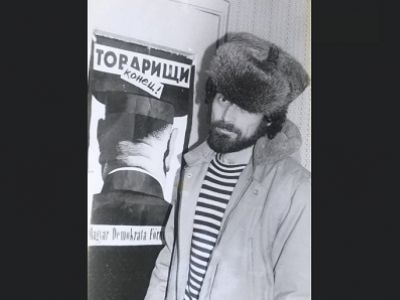 Аркадий Дубнов и плакат "Товарищи, конец!" Фото: t.me/arkadyDubnov Аркадий Дубнов и плакат "Товарищи, конец!" Фото: t.me/arkadyDubnov