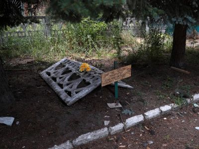 Могила жителя Северска во дворе дома Фото: Anatolii Stepanov / AFP / Scanpix / LETA Могила жителя Северска во дворе дома Фото: Anatolii Stepanov / AFP / Scanpix / LETA