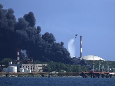 Пожар на нефтехранилище. Фото: Ramon Espinosa / AP Photo Пожар на нефтехранилище. Фото: Ramon Espinosa / AP Photo