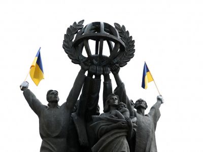 Украинские флаги на монументе "Мир во всем мире", 22 мая 2022 года. Фото: Stoyan Nenov / REUTERS Украинские флаги на монументе "Мир во всем мире", 22 мая 2022 года. Фото: Stoyan Nenov / REUTERS