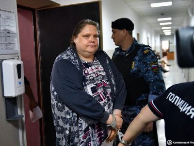 Александра Баязитова в Кузьминском суде Москвы. Фото: www.kommersant.ru Александра Баязитова в Кузьминском суде Москвы. Фото: www.kommersant.ru
