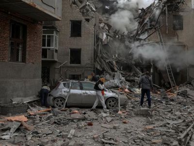 Местные жители осматривают обломки жилого дома, пострадавшего в результате удара российских войск в Харькове, 6 сентября 2022 года. Фото: Sofiia Gatilova / Reuters Местные жители осматривают обломки жилого дома, пострадавшего в результате удара российских войск в Харькове, 6 сентября 2022 года. Фото: Sofiia Gatilova / Reuters