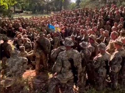 Украинские военные поют гимн на передовой Украинские военные поют гимн на передовой