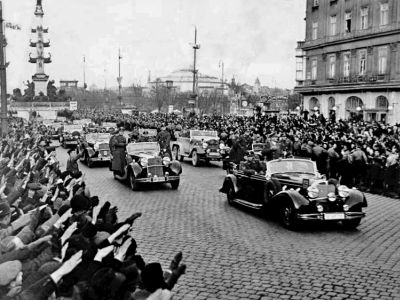 Въезд Гитлера в Вену после захвата Австрии. Фото: ru.wikipedia.org Въезд Гитлера в Вену после захвата Австрии. Фото: ru.wikipedia.org
