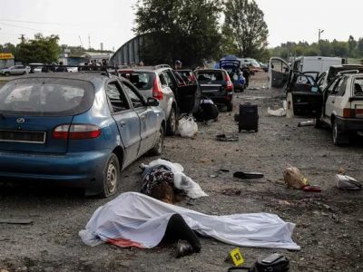 Погибшие в результате обстрела колонны гражданских автомобилей в Запорожской области, 30 сентября 2022 года. Фото: Kateryna Klochko / AFP Погибшие в результате обстрела колонны гражданских автомобилей в Запорожской области, 30 сентября 2022 года. Фото: Kateryna Klochko / AFP