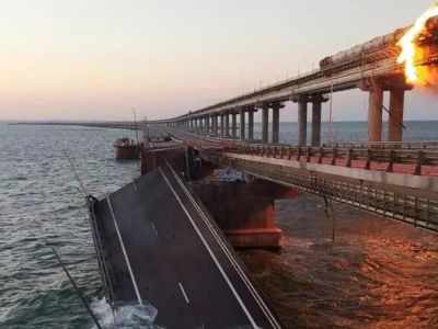 Последствия обрушения пролетов Крымского моста после подрыва автомобиля. Фото: ТАСС Последствия обрушения пролетов Крымского моста после подрыва автомобиля. Фото: ТАСС