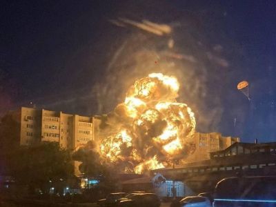 Боевой самолёт врезался в жилой дом в Ейске. Фото: Baza Mash Боевой самолёт врезался в жилой дом в Ейске. Фото: Baza Mash