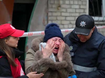 Плачущая женщина на месте ночного обстрела в Николаеве. Фото: Efrem Lukatsky / AP Плачущая женщина на месте ночного обстрела в Николаеве. Фото: Efrem Lukatsky / AP