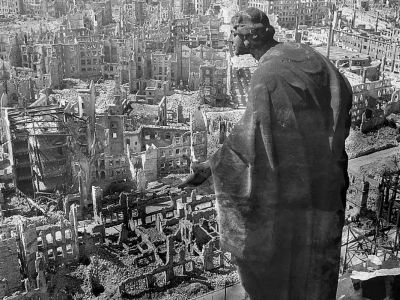 Дрезден после бомбардировки Союзниками, 15.02.1945. Фото: en.wikipedia.org Дрезден после бомбардировки Союзниками, 15.02.1945. Фото: en.wikipedia.org