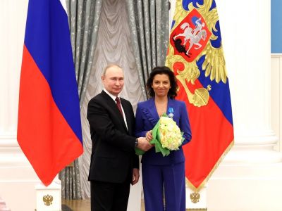 Владимир Путин вручает орден Почета Маргарите Симоньян, 20.12.22. Фото: kremlin.ru Владимир Путин вручает орден Почета Маргарите Симоньян, 20.12.22. Фото: kremlin.ru